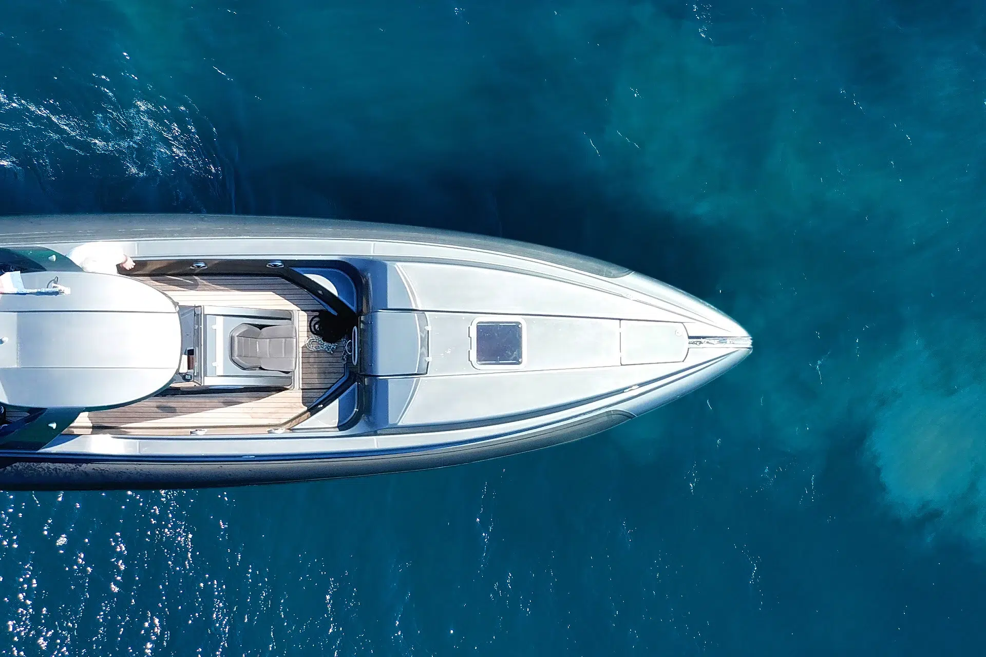 Vue aérienne d'un yacht moderne sur l'eau bleue